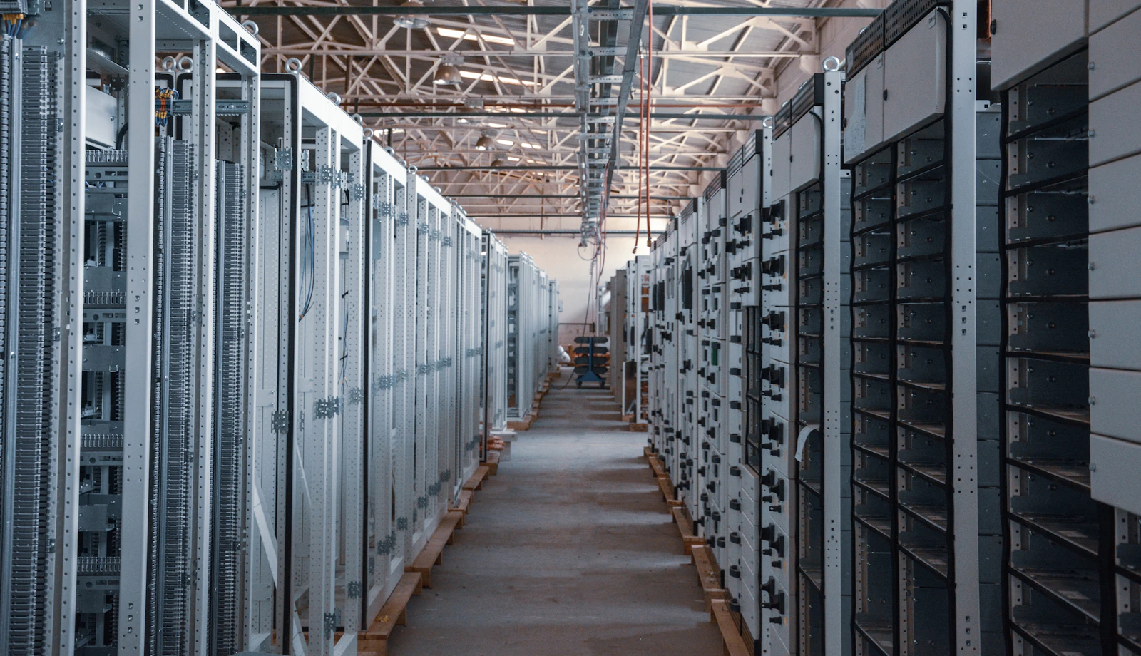 Corridoio di un data center con file di armadi rack