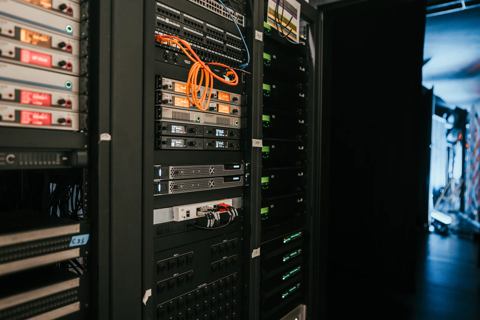 Armadio rack con server e cablaggio di rete